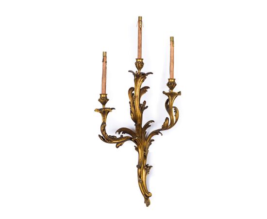 Quattro grandi applique a tre luci in bronzo dorato, fine XIX secolo, Francia, stile Luigi XV 