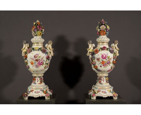 Coppia di vasi in porcellana policroma, Germania, XIX secolo 