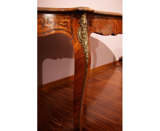 Antico tavolo da salotto del 1800 stile Luigi XV francese riccamente intarsiato (marquetterie)