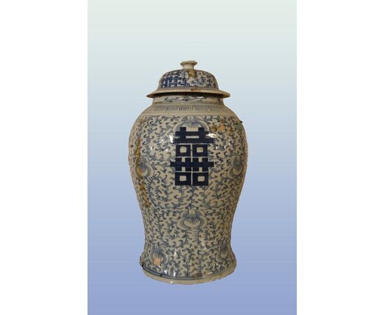 Antica putisce vaso cinese di inizio 1800 in porcellana decorata bianca e blu, marchio manifattura sul fondo