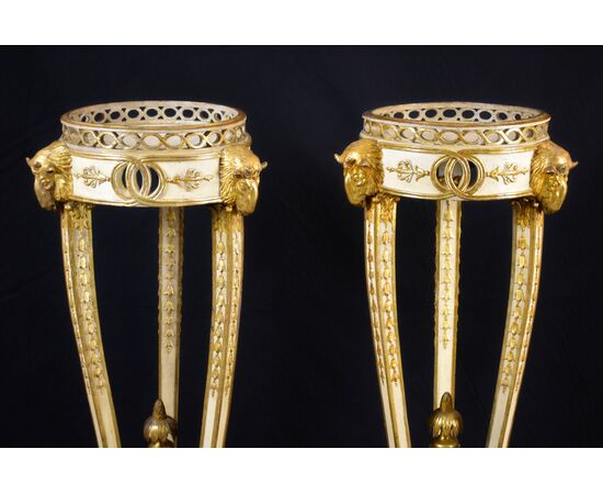 Coppia di importanti gueridon neoclassici in legno laccato e dorato 