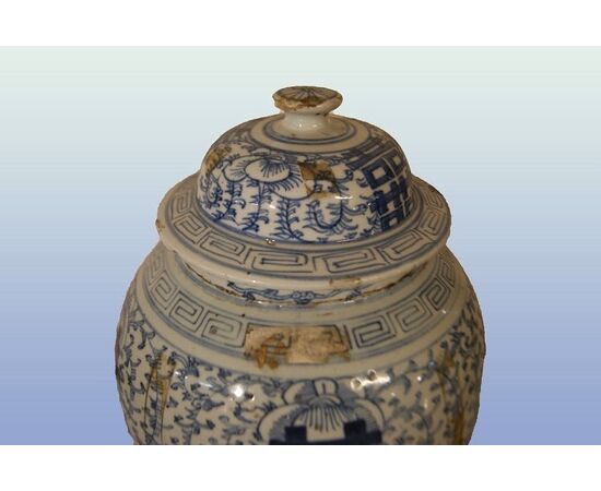 Antica putisce vaso cinese di inizio 1800 in porcellana decorata bianca e blu, marchio manifattura sul fondo