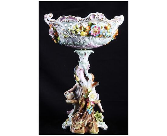 Centrotavola in porcellana tedesca manifattura Meissen con alzata a cestino riccamente rifinito