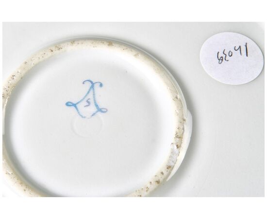 Antico piatto in porcellana di Sevres del 1800 decorato con scene galanti