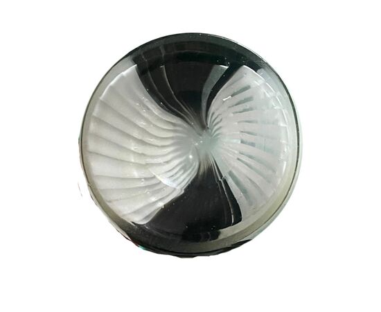 Vaso in vetro con forma ritorta a fasce verticali nere e lattimo. Dino Martens per Aureliano Toso.Murano.