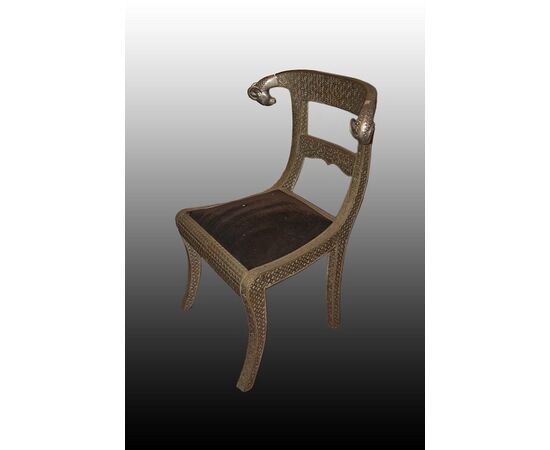Gruppo di 4 sedie indiane antiche in legno rivestite in metallo bronzato