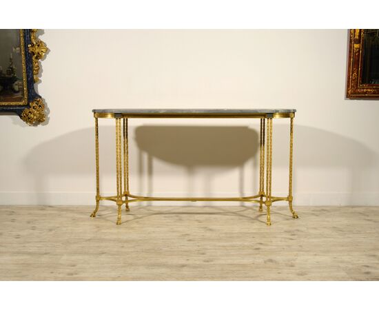 Tavolo consolle da centro in bronzo dorato e marmo bardiglio, Maison Bagues, Francia, XX secolo 