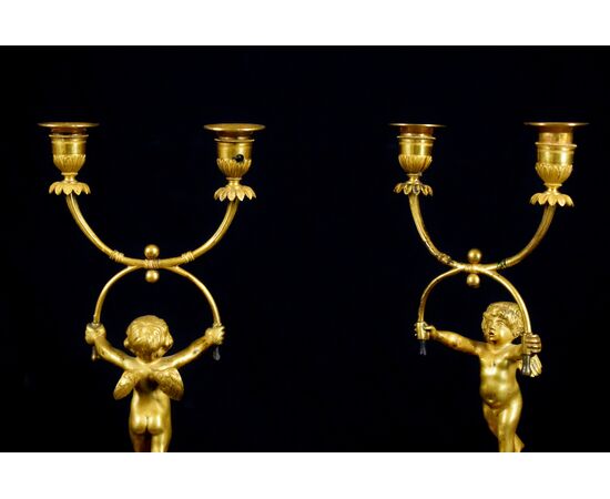 Coppia di Candelieri a due luci in bronzo cesellato e dorato, Epoca Luigi XVI, Francia