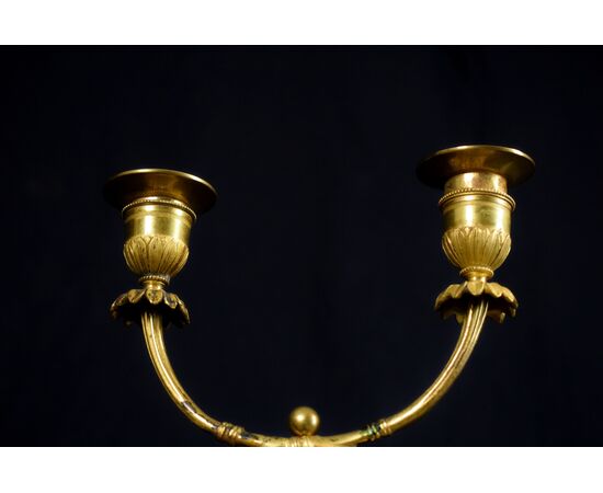 Coppia di Candelieri a due luci in bronzo cesellato e dorato, Epoca Luigi XVI, Francia
