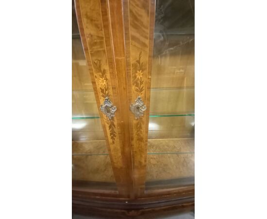 vetrina impiallicciata in legno di noce
