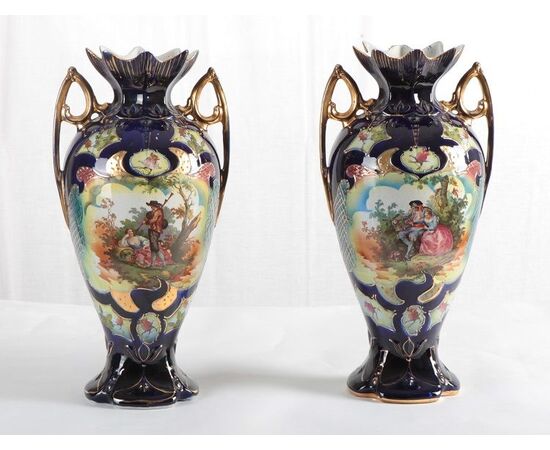 Coppia di vasi del 1900 inglesi in porcellana blu decorata con scene galanti