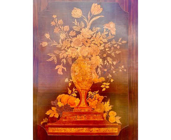 Pannello ligneo in legno di palissandro finemente intarsiato con motivo di vaso con fiori e frutta.Periodo Luigi Filippo.