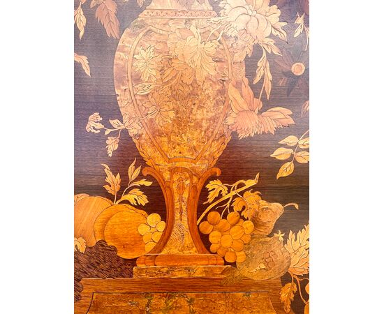 Pannello ligneo in legno di palissandro finemente intarsiato con motivo di vaso con fiori e frutta.Periodo Luigi Filippo.