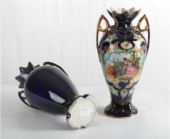 Coppia di vasi del 1900 inglesi in porcellana blu decorata con scene galanti