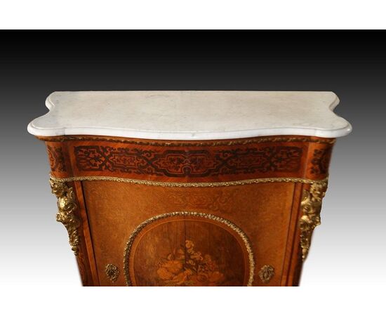 Bellissimo credenza servante Parigino stile Luigi XV con bronzi, intarsi e piano in marmo
