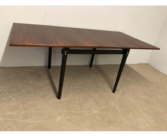 Tavolo allungabile di modernariato anni 60 in palissandro. Gambe laccate nero. Design. Restaurato  Mis 95 x95 allungabile a 190