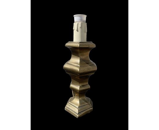 Lampada in bronzo pesante di forma esagonale schiacciata ricavata da candeliere.