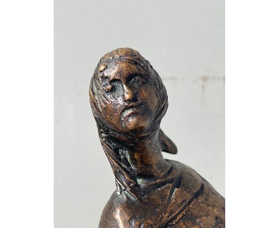 Scultura in bronzo con base in marmo raffigurante figura femminile.Firmata.