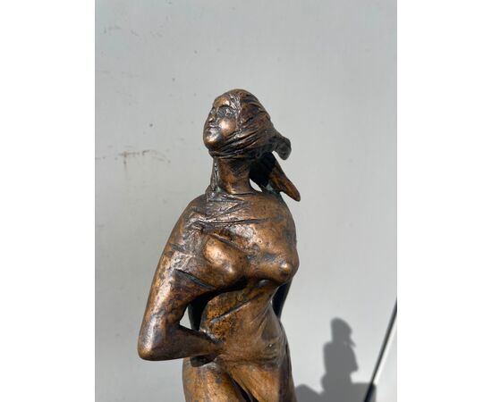 Scultura in bronzo con base in marmo raffigurante figura femminile.Firmata.