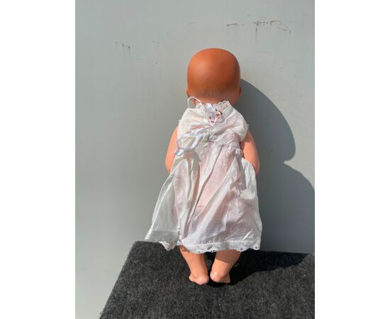 Bambola bebe'caractère con testa in bisquit, occhi mobili e corpo in cartapesta.Firma Armand Marseille.Germania.