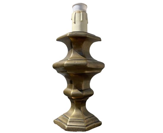 Lampada in bronzo pesante di forma esagonale schiacciata ricavata da candeliere.