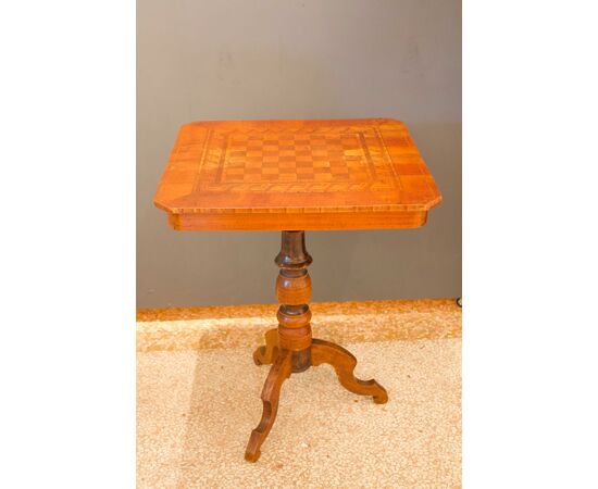 Tavolino in legno di noce con piano intarsiato