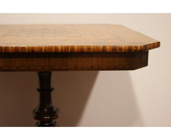 Antico tavolino italiano sorrentino del 1800 in legno di noce con scacchiera intarsiata