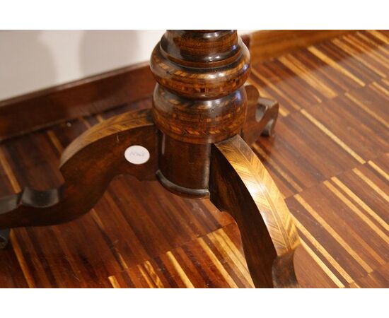 Antico tavolino italiano sorrentino del 1800 in legno di noce con scacchiera intarsiata