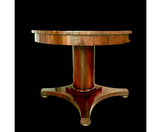 Tavolo lastronato in noce con gamba centrale a cilindro e quattro piedi scanalati.periodo Impero.