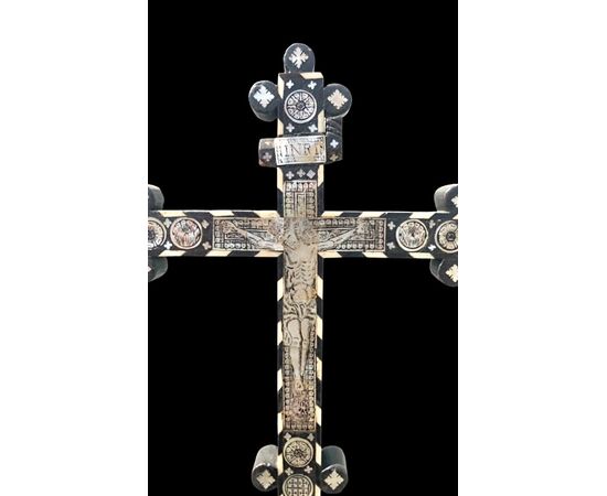 Crocifisso in legno di ebano con intarsi in madreperla con scene religiose e motivi geometrici stilizzati.Gerusalemme.