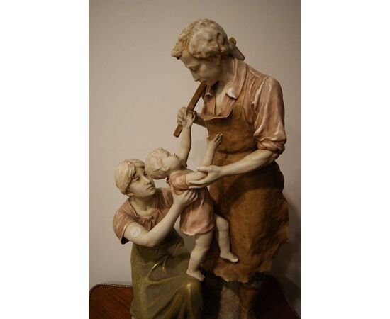 Antica grande scultura in porcellana Royal Dux Bohemia del 1800 raffigurante famiglia tradizionale