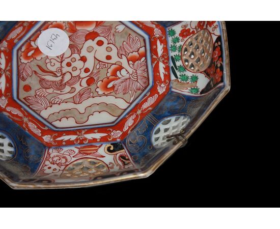 Coppia di piatti cinesi ottagonali in porcellana bianca riccamente dipinta