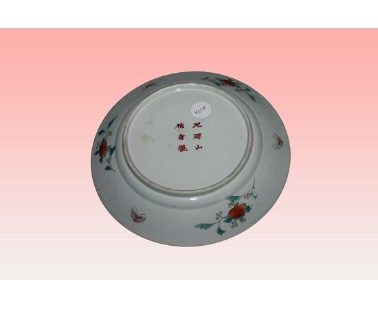 Piatto cinese in porcellana riccamente decorato con tre vignette