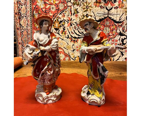 Coppia di figure in porcellana Meissen, raffiguranti due personaggi orientali del Malabar intenti nel suonare il liuto.