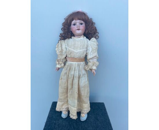 Bambola con testa in bisquit e corpo in cartapesta.Vestito originale.Sigla Armand Marseille,lettere ed elementi numerici.Germania