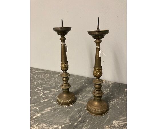 Antica coppia di candelabri in ottone sbalzato epoca XIX secolo . Altezza cm 34 cm 