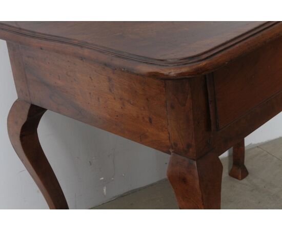 Antico tavolino scrittoio epoca primi 700 noce . Gambe a sciabola e cassetto centrale. Mis : 92 x 56 h 78 