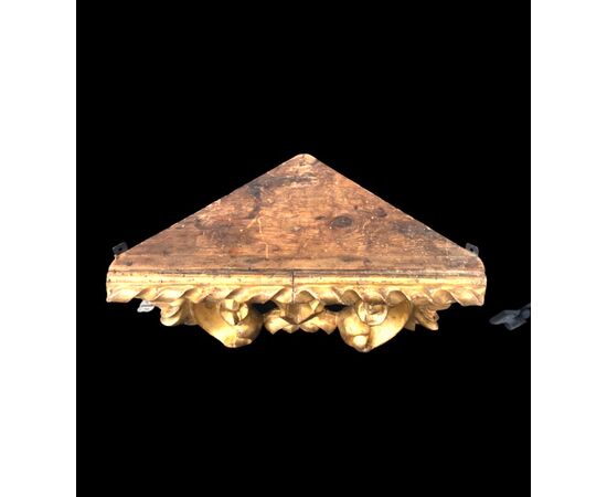 Mensola da angolo in legno scolpito e foglia oro.