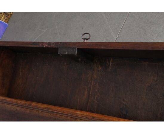 Antico tavolino scrittoio epoca primi 700 noce . Gambe a sciabola e cassetto centrale. Mis : 92 x 56 h 78 