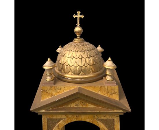 Tempietto-tabernacolo in legno dorato e marmorizzato.