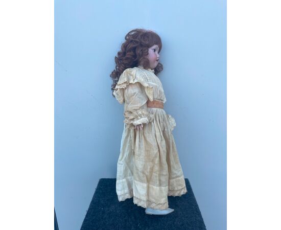 Bambola con testa in bisquit e corpo in cartapesta.Vestito originale.Sigla Armand Marseille,lettere ed elementi numerici.Germania