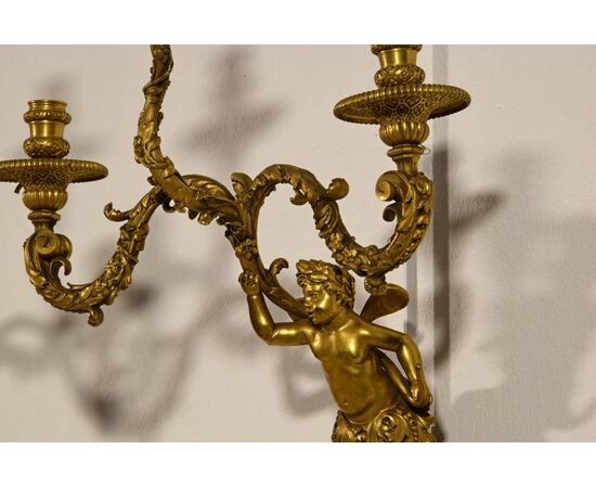 Coppia di appliques a tre luci in bronzo dorato e cesellato, Francia XIX secolo, Stile Luigi XIV-Luigi XV