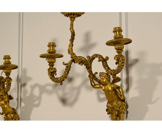 Coppia di appliques a tre luci in bronzo dorato e cesellato, Francia XIX secolo, Stile Luigi XIV-Luigi XV