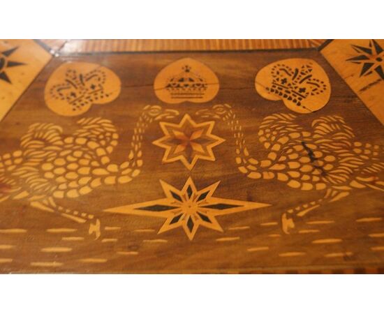 Antico tavolo inglese di gusto esotico del 1800 riccamente intarsiato con animali e personaggi
