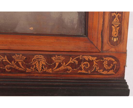 Specchiera francese stile Carlo X del 1800 in legno ciliegio riccamente intarsiata