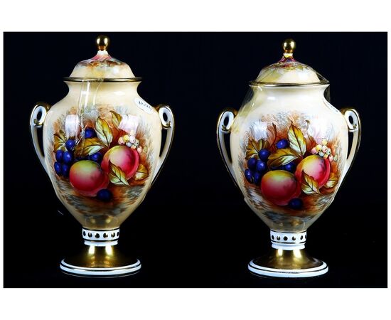 Coppia di potiche vasi inglesi di inizio 1900 in porcellana riccamente decorati Marchio manifattura Ainsley 
