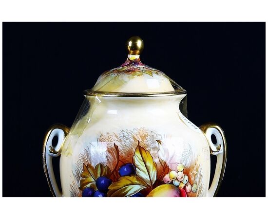 Coppia di potiche vasi inglesi di inizio 1900 in porcellana riccamente decorati Marchio manifattura Ainsley 