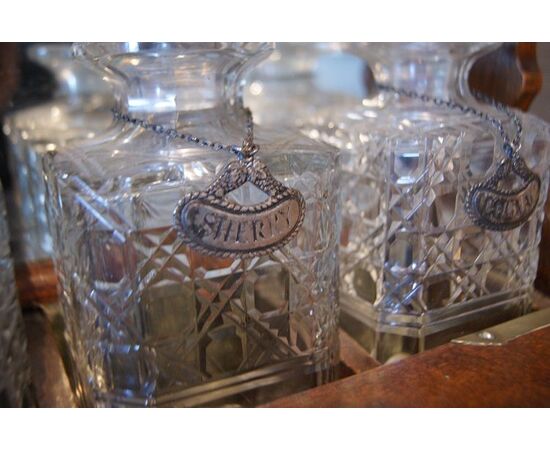 Scatola porta liquori inglese del 1800 aperta, in rovere con bottiglie e cassettini