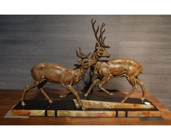 Antica scultura stile Decò raffigurante cervi in metallo con base in marmo