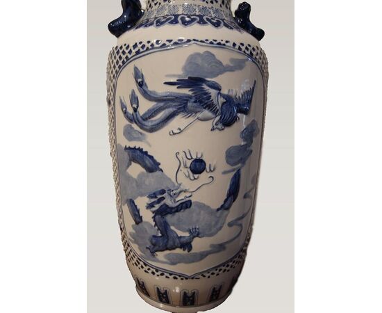 Antico vaso cinese in porcellana bianca con decori blu del 1800